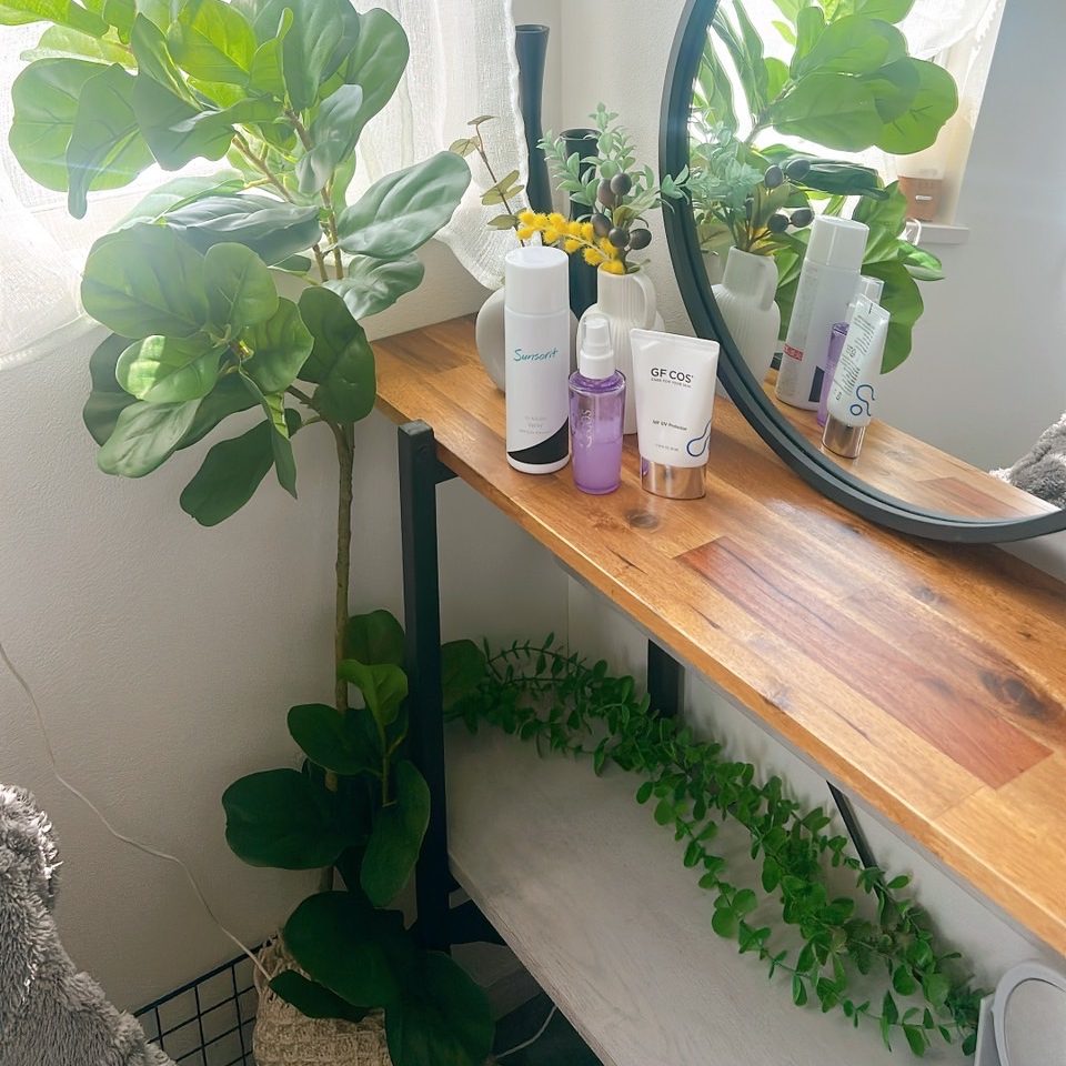 鏡と植物・化粧品が並ぶサロンの一角